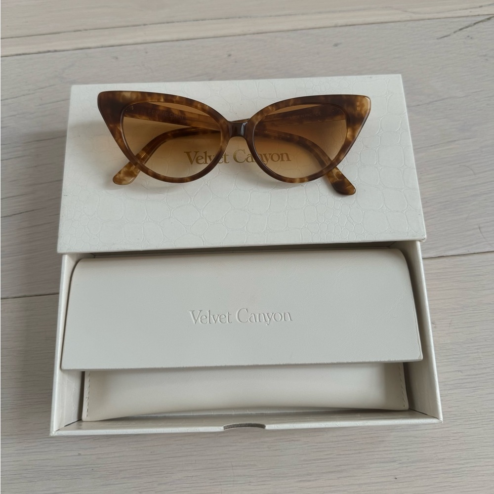 Velvet Canyon Femme Chat Sunglasses in Tan Tort